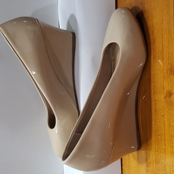 Forever. Tan Patten Man-Made Leather Wedge; Round Toe; Wedge Heel. Size 8 EUC - Picture 5 of 13